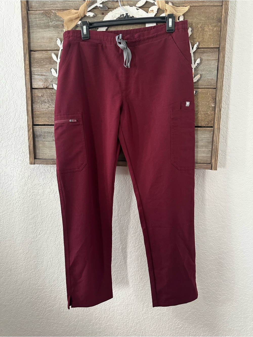 Figs Technical Yola Cargo Jogger Scrub Pants in Deep Burgundy size Medium Petite